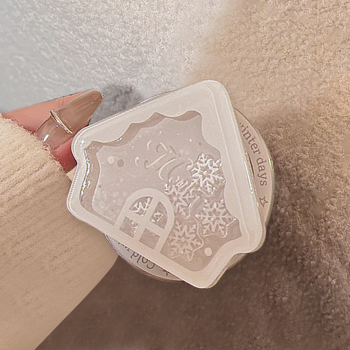 Fragrant candle in Winter House design Meroci